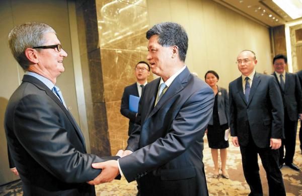 馬興瑞、市長(zhǎng)許勤會(huì)見了蘋果公司首席執(zhí)行官蒂姆·庫(kù)克一行